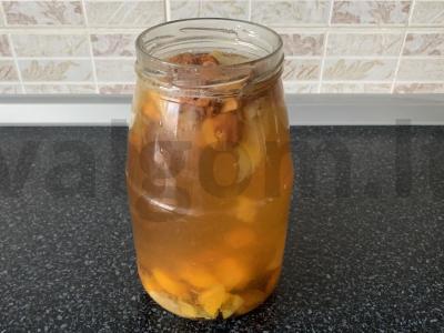 Gėrimas iš kompotų mišinio, slyvų ir citrinos Žingsnis 5