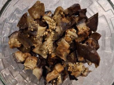 Salotos su baklažanais, pomidorais ir sūriu Žingsnis 1