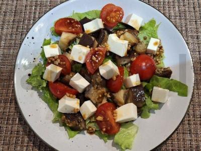 Salotos su baklažanais, pomidorais ir sūriu pagrindine nuotrauka