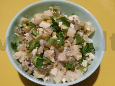 Sardinių, kiaušinių, daržovių ir žirnių salotas pagrindine nuotrauka