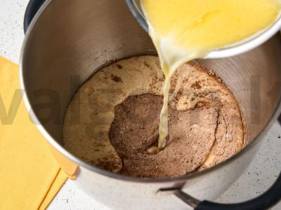 Tortas su graikiniais riešutais ir virta saldinta pienu Žingsnis 4