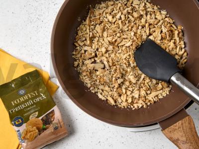 Tortas su graikiniais riešutais ir virta saldinta pienu Žingsnis 7