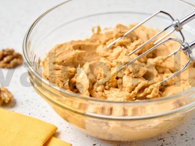 Tortas su graikiniais riešutais ir virta saldinta pienu Žingsnis 8