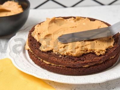 Tortas su graikiniais riešutais ir virta saldinta pienu Žingsnis 9