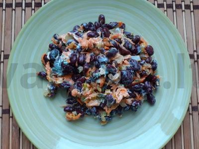 Šiltas salotas su raudonaisiais pupelėmis ir keptomis daržovėmis pagrindine nuotrauka