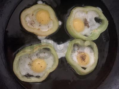 Kiaušiniai iš perpelės pipiruose su sūriu Žingsnis 4