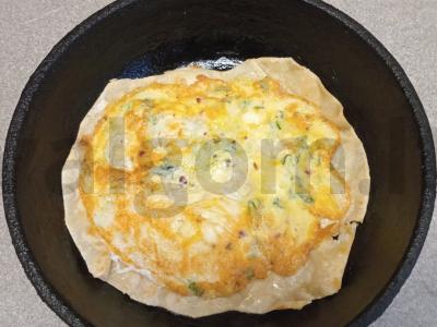 Kiaušinienė su kumpiu ir mocarela lavaše Žingsnis 4