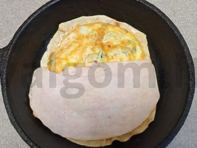 Kiaušinienė su kumpiu ir mocarela lavaše Žingsnis 5