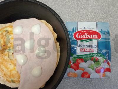 Kiaušinienė su kumpiu ir mocarela lavaše Žingsnis 6