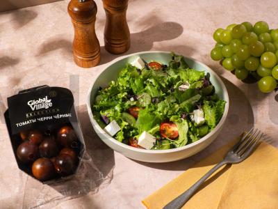 Salotas su vyšniniais pomidorais, feta sūriu ir vynuogėmis pagrindine nuotrauka