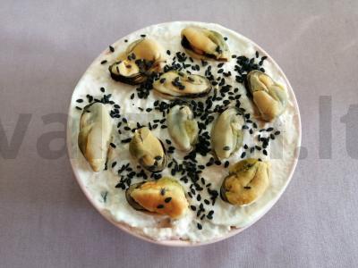 Sushi salotas su midijomis ir silkės ikra namuose pagrindine nuotrauka