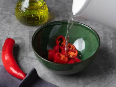 Kepti kiaušiniai čili padaže Žingsnis 2