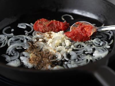 Kepti kiaušiniai čili padaže Žingsnis 7