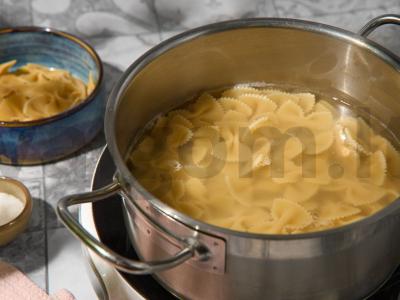 Farfalle su pesto ir vyšniniais pomidorais Žingsnis 1