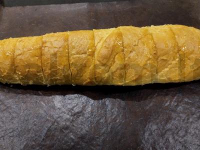 Bagetas su pomidorais, česnaku ir mocarela iš orkaitės Žingsnis 1