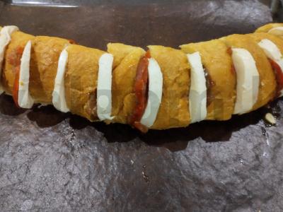 Bagetas su pomidorais, česnaku ir mocarela iš orkaitės Žingsnis 3