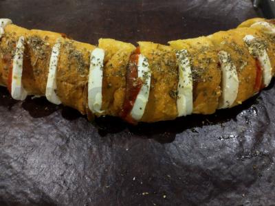 Bagetas su pomidorais, česnaku ir mocarela iš orkaitės Žingsnis 4