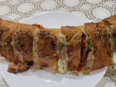 Bagetas su pomidorais, česnaku ir mocarela iš orkaitės pagrindine nuotrauka