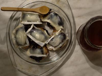 Sumuštinis su slyvomis pagrindine nuotrauka