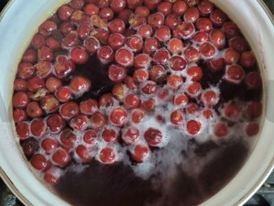 Kvapnus kompotas su uogomis, vyšniomis ir agrastais Žingsnis 1