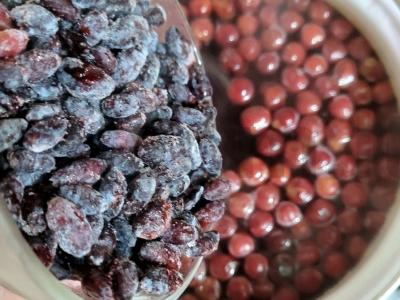 Kvapnus kompotas su uogomis, vyšniomis ir agrastais Žingsnis 2