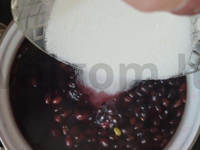 Kvapnus kompotas su uogomis, vyšniomis ir agrastais Žingsnis 4