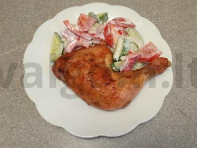 Keptas vištienos šlaunelė apelsinų marinate pagrindine nuotrauka