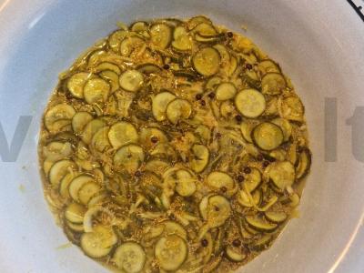 Agurkų marinuotukai žiemai Žingsnis 6