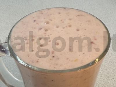 Kefyro kokteilis su mango ir braškių uogiene pagrindine nuotrauka