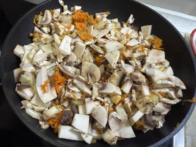 Grybų grietinėlės sriuba su skrudintais duonos kubeliais Žingsnis 3