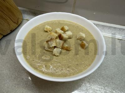 Grybų grietinėlės sriuba su skrudintais duonos kubeliais pagrindine nuotrauka