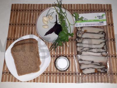 Užkandis ant ruginių skrudintų duonos riekelių su lašiniais, česnaku ir žolelėmis Žingsnis 1