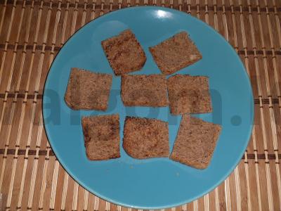 Užkandis ant ruginių skrudintų duonos riekelių su lašiniais, česnaku ir žolelėmis Žingsnis 2