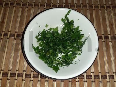 Užkandis ant ruginių skrudintų duonos riekelių su lašiniais, česnaku ir žolelėmis Žingsnis 3