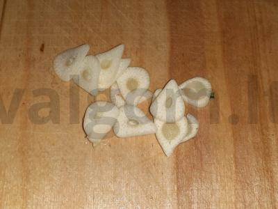 Užkandis ant ruginių skrudintų duonos riekelių su lašiniais, česnaku ir žolelėmis Žingsnis 4