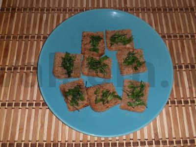 Užkandis ant ruginių skrudintų duonos riekelių su lašiniais, česnaku ir žolelėmis Žingsnis 5