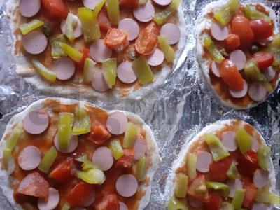 Mini picos su dešrelėmis, daržovėmis ir sūriu Žingsnis 3