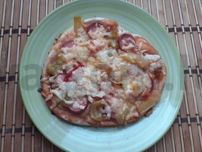 Mini picos su dešrelėmis, daržovėmis ir sūriu pagrindine nuotrauka