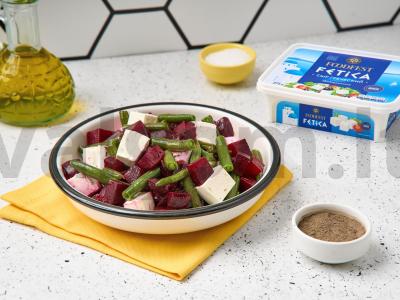 Burokėlių, žaliųjų pupelių ir fetos salotos pagrindine nuotrauka