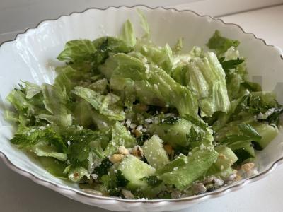 Žalias salotas su salotų mišiniu pagrindine nuotrauka