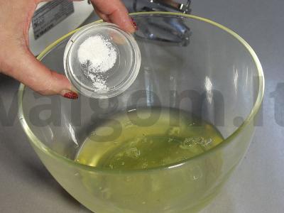 Meringos ritinys su uogomis Žingsnis 2