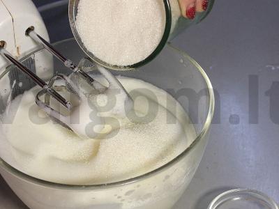 Meringos ritinys su uogomis Žingsnis 4