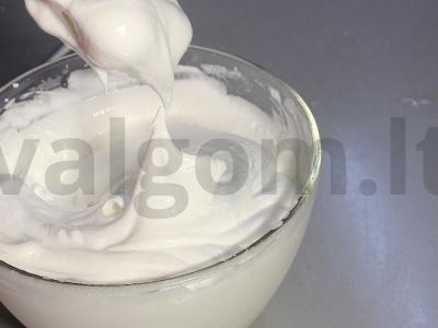 Meringos ritinys su uogomis Žingsnis 6