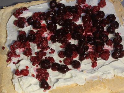 Meringos ritinys su uogomis Žingsnis 14