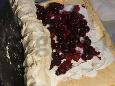 Meringos ritinys su uogomis Žingsnis 15