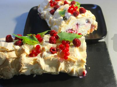 Meringos ritinys su uogomis pagrindine nuotrauka