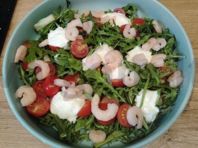 Daržovių salotas su krevetėmis ir stracciatella pagrindine nuotrauka