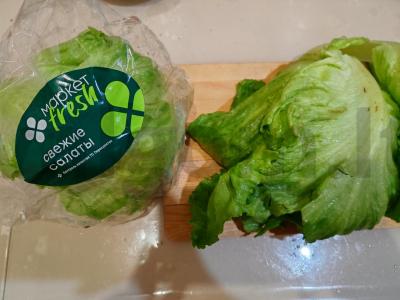 Salotas su kiaušiniu, pomidorais ir krabų lazdelėmis Žingsnis 1