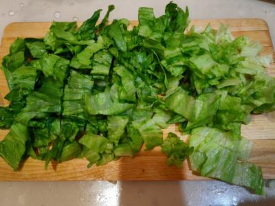 Salotas su kiaušiniu, pomidorais ir krabų lazdelėmis Žingsnis 2