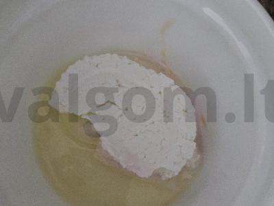 Varškės sūreliai su medumi pusryčiams Žingsnis 1